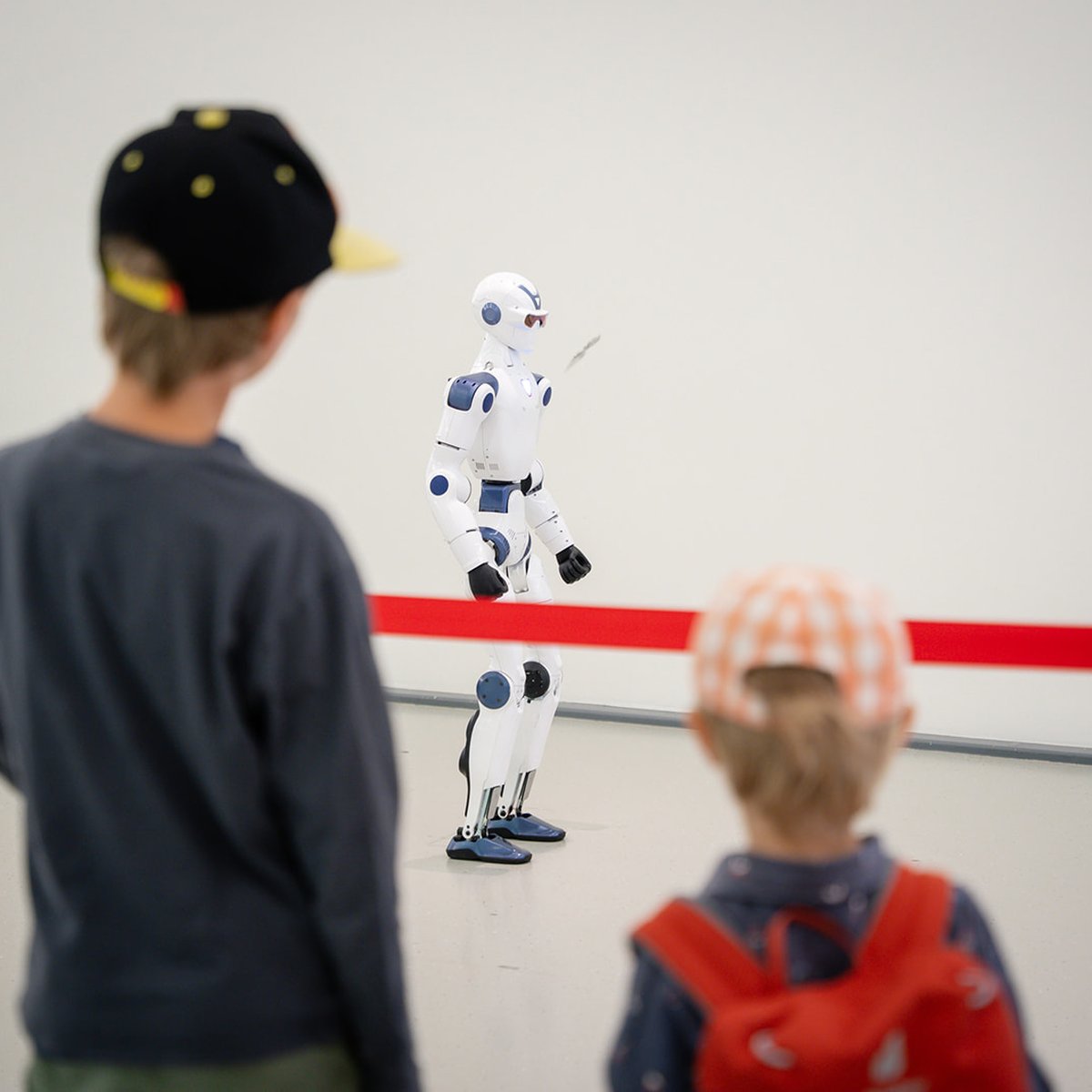 Kinder beobachten einen humanoiden Roboter
