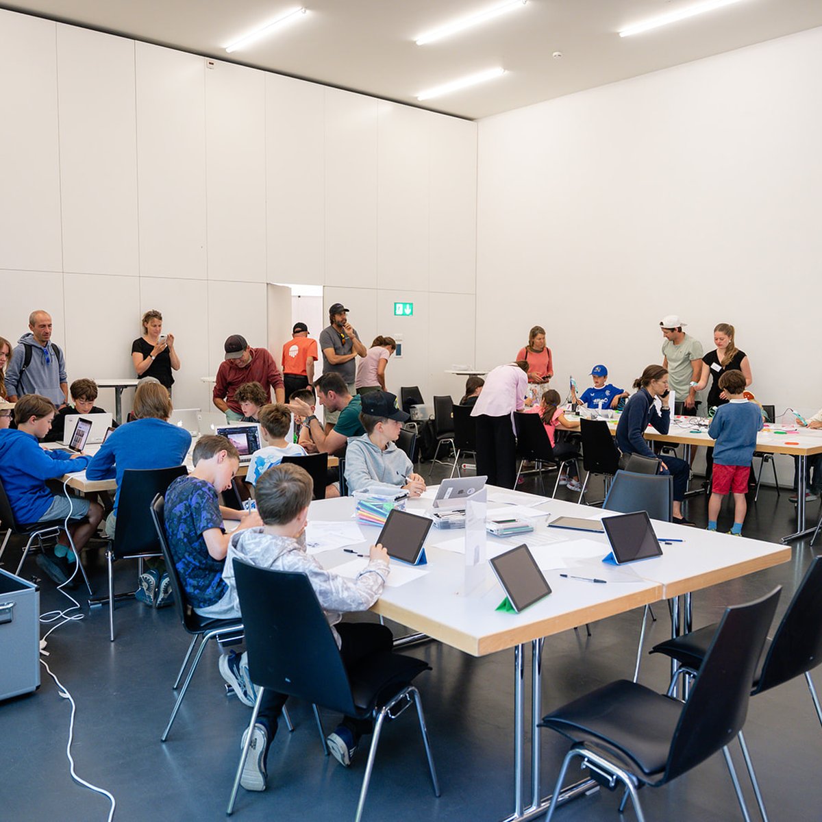 Kinder beim Workshop mit Tablets
