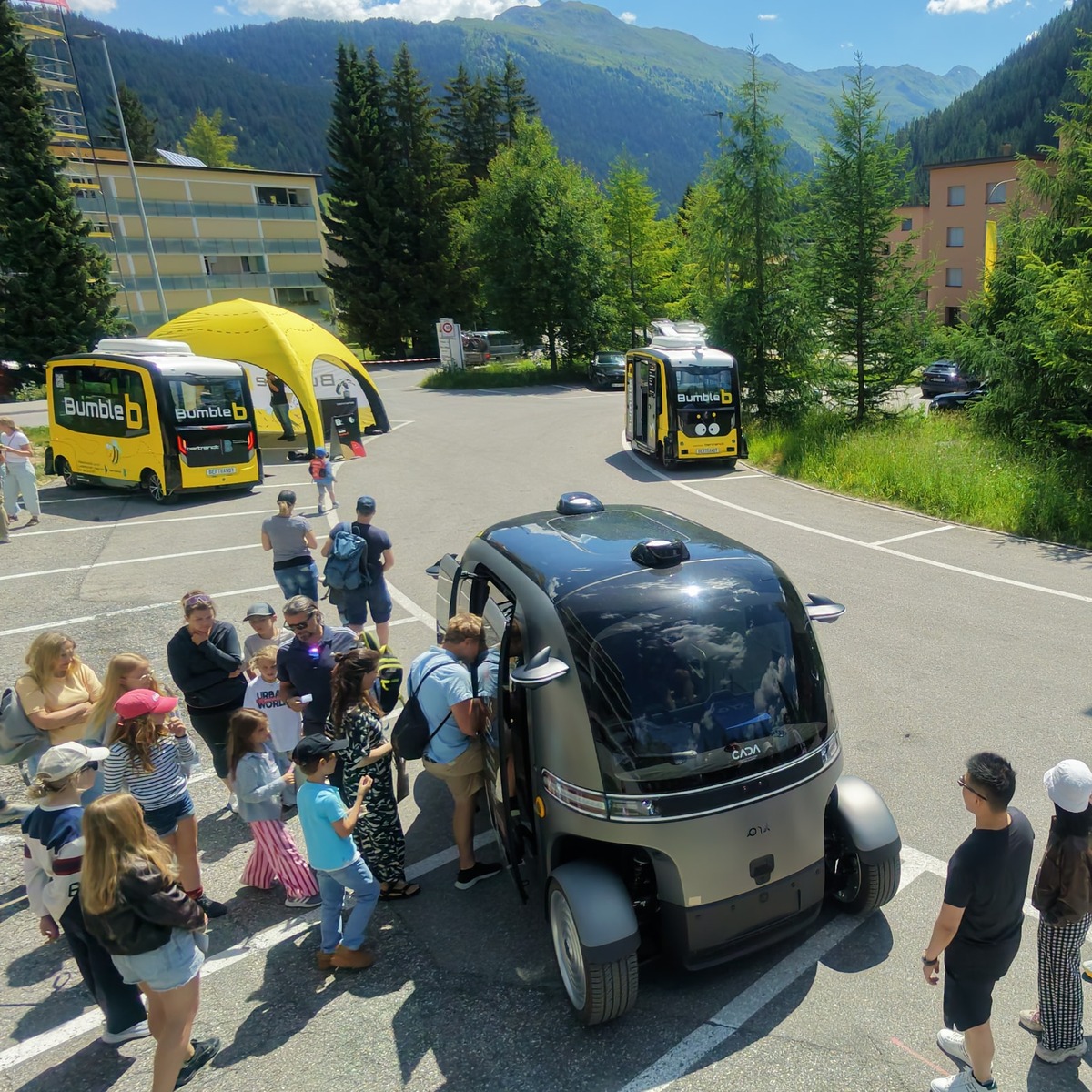 Autonome Shuttles mit Familien am Davos Congress
