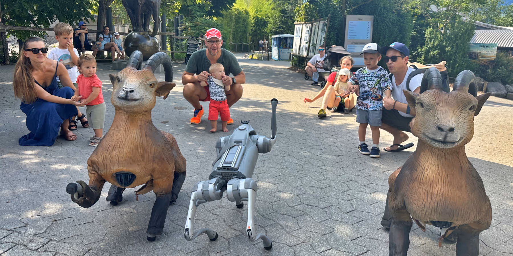 Robotiere sorgen im Kinderzoo für Staunen