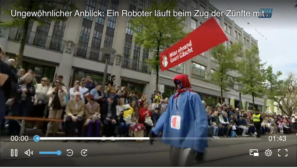 Ungewöhnlicher Anblick: Ein Roboter läuft beim Zug der Zünfte mit